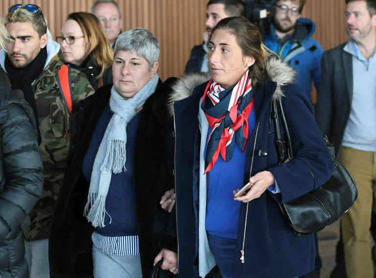 Mercedes, la mamá de Emiliano, llegpo al aeropuerto de Guernsey luego de sobrevolar el área donde fue visto por última vez el avión de su hijo. Crédito: Joe Giddens/PA via AP.