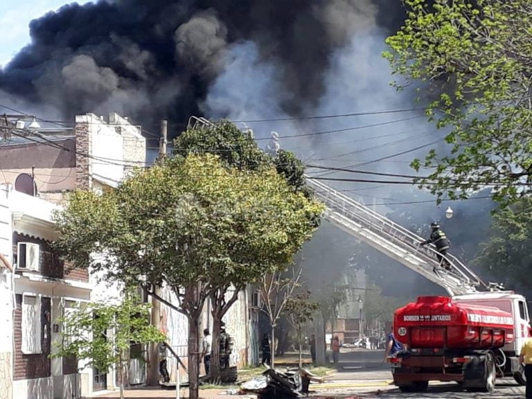 Voraz incendio en un depósito del Ministerio de Desarrollo Social de la provincia.