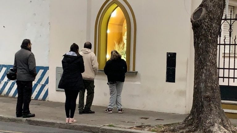 En Rosario la iglesia de San Cayetano amaneció cerrada y los fieles le rinden culto al santo patrono del trabajo desde la vereda. (@gbelluati)