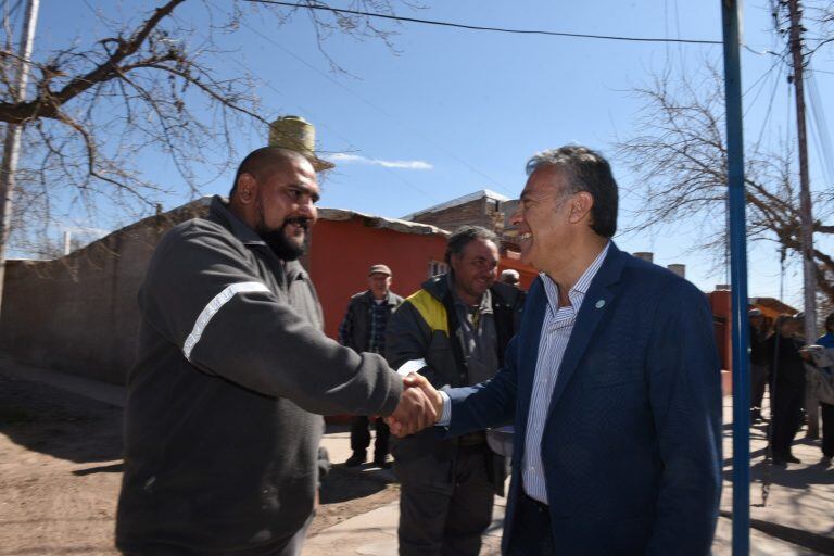 El gobernador compartió con los vecinos.