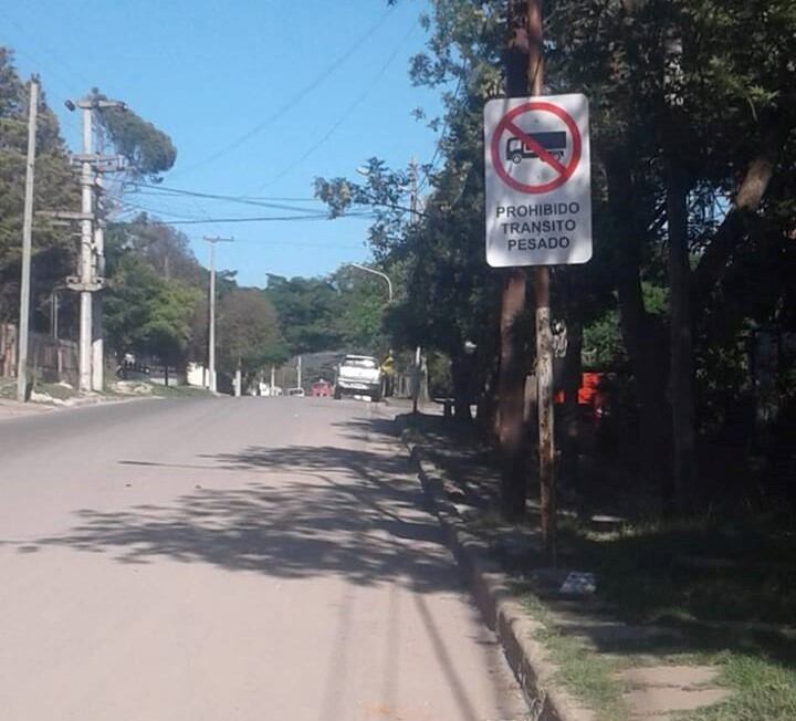 En Salsipuedes prohíben la circulación o estacionamiento de vehículos pesados.