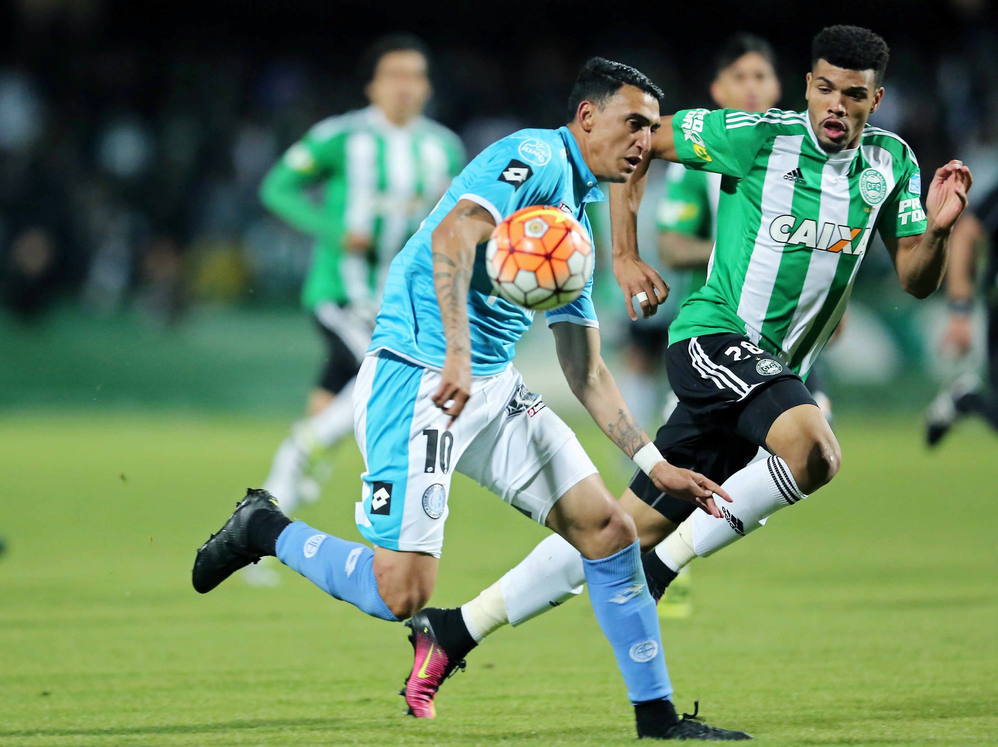 Matias Suarez of Argentina's Belgrano, left, fights for the ball with Juninho of Brazil's Coritiba during a Copa Sudamericana soccer match in Curitiba, Brazil, Wednesday, Sept. 21, 2016. (AP Photo/Giuliano Gomes)rnrn brasil curitiba Matias Suarez futbol copa sudamericana 2016 futbolistas partido curitiba vs belgrano de cordoba