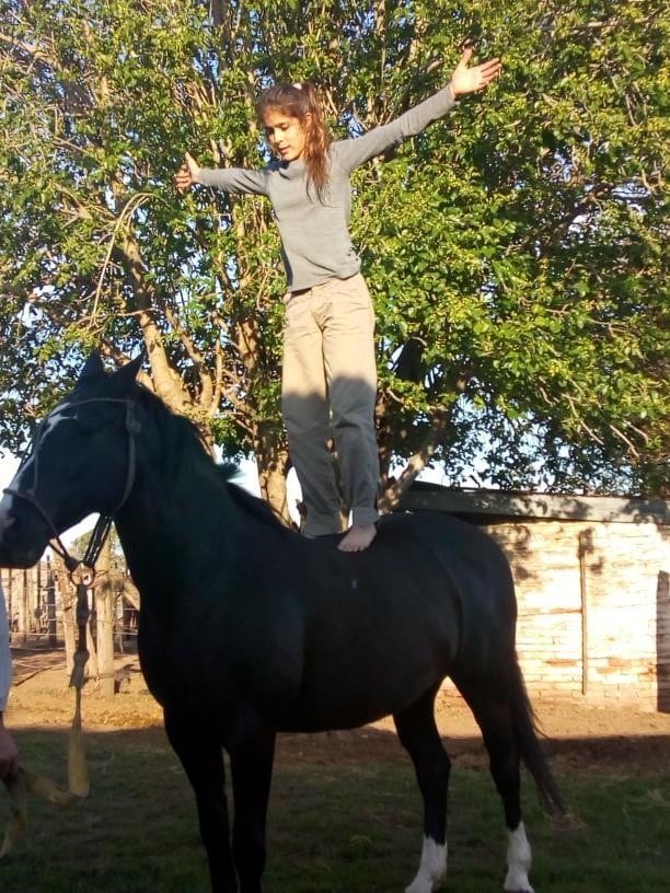 Victoria Rovetto, con 12 años, es amansadora de caballos en General Cabrera, Córdoba, y su técnica es furor en cada encuentro de animales de este tipo en el interior.