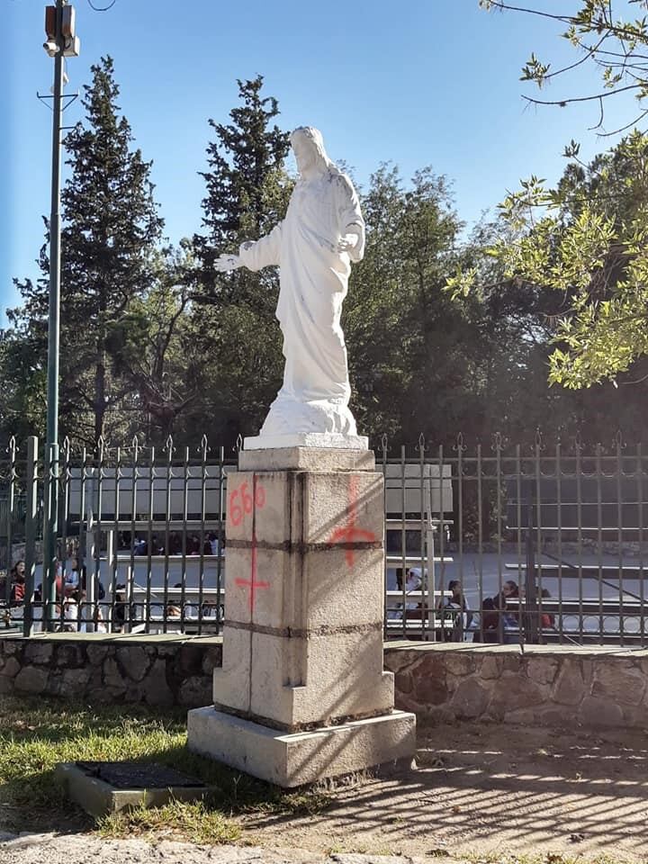 Vándalos dañaron la fachada de la Parroquia del Niño Dios