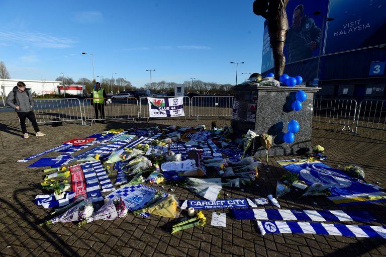 Las banderas y bufandas que dejaron los hinchas del Cardiff City en apoyo al delantero argentino (REUTERS).