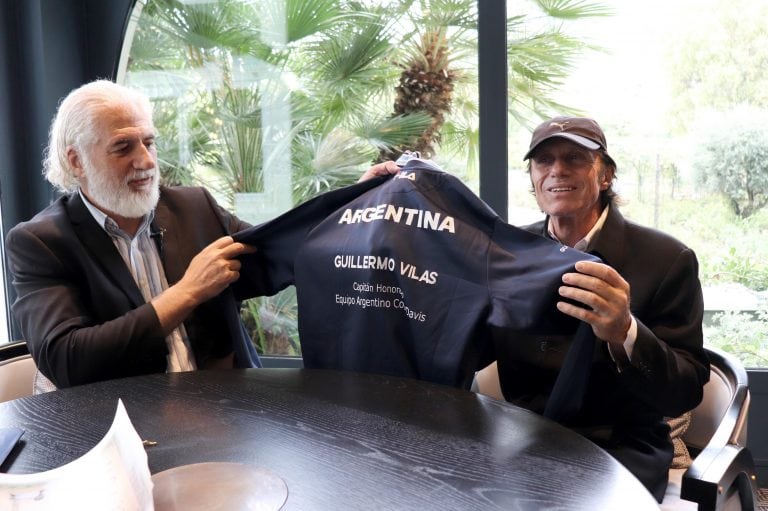 El periodista Eduardo Puppo junto a Guillermo Vilas. (AAT).