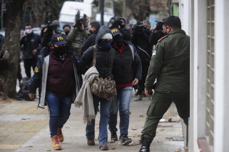 Algunos de los 16 detenidos por la causa de espionaje ilegal durante el Gobierno de Mauricio Macri ingresan al juzgado de Lomas de Zamora para prestar declaración indagatoria ante el juez Fernando Villena. (Clarín)