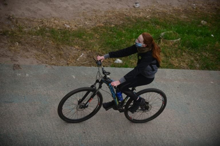 Andar en bicicleta, una de las actividades más esperadas. Con barbijo y siguiendo las recomendaciones.