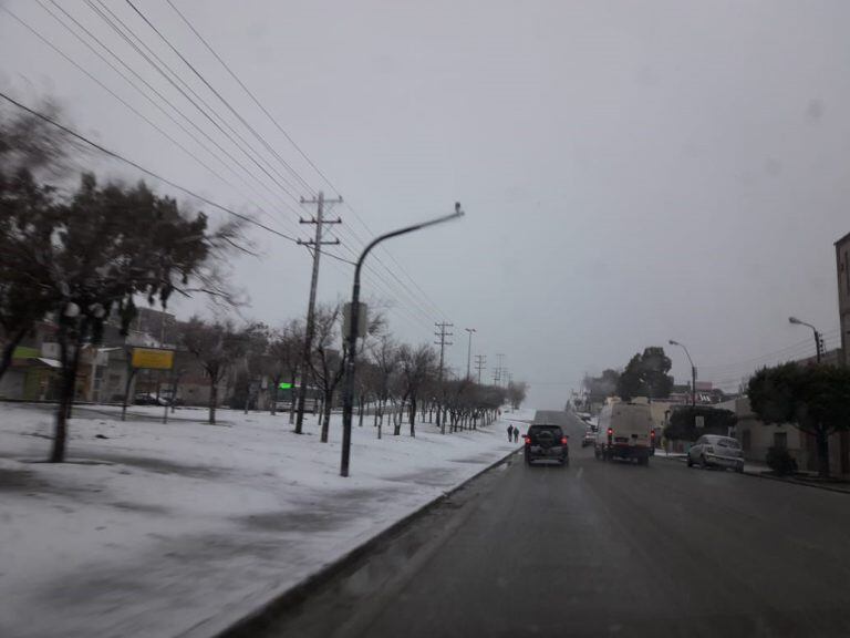 Las calles se tornan peligrosas por hielo y nieve.