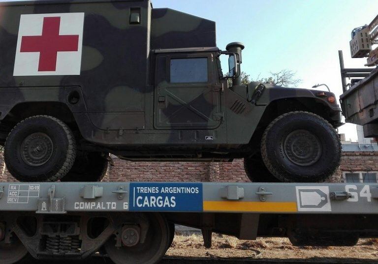 Una moderna ambulancia de combate HMMWV, entre los medios cargados. Dotada de protección blindada, está diseñada para transportar a víctimas y heridos del campo de batalla a los puestos médicos. Puede operar, incluso, bajo entornos Nucleares-Biológicos-Químicos con un kit específico.