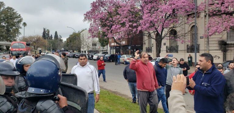 Protesta de taxistas y remiseros en la Plaza España.