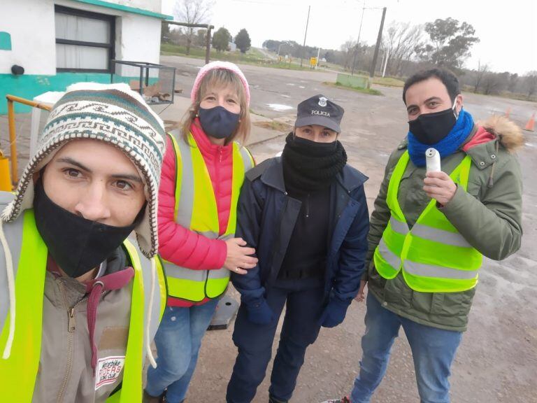 Parte del equipo de voluntarios que realiza controles en los accesos a Chillar.