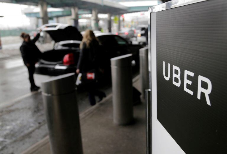 Punto de estacionamiento de Uber en un aeropuerto en Nueva York (AP)