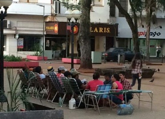 Vecinos encadenados en la Plaza 9 de Julio de Posadas. (MisionesOnline)