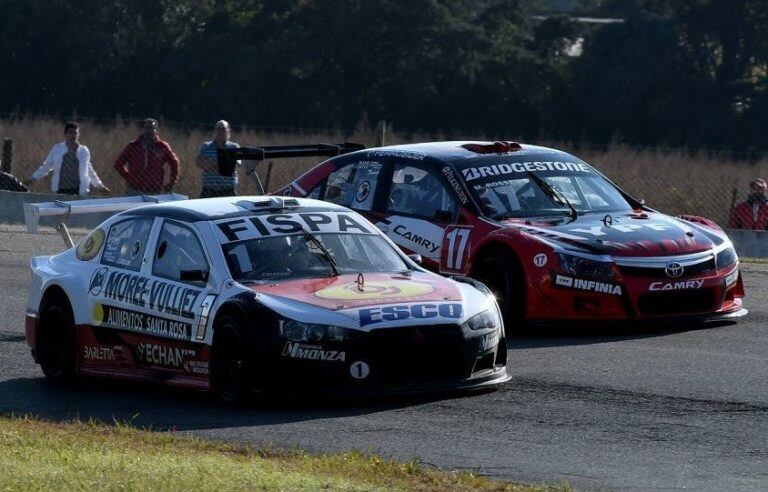 Franco Girolami y Matías Rossi, durante el espectacular duelo que mantuvieron en Río Cuarto, durante la quinta fecha. Girolami acumula tres victorias en el año.