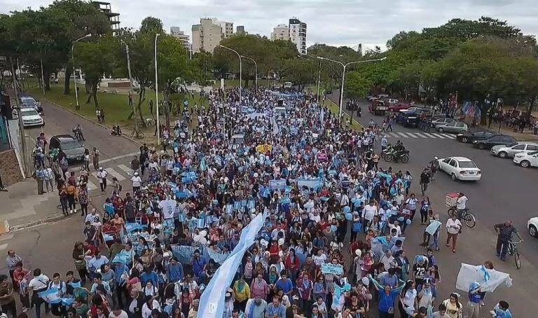 Marcha en contra de la despenalización del aborto en Corrientes. (Foto: Twitter)