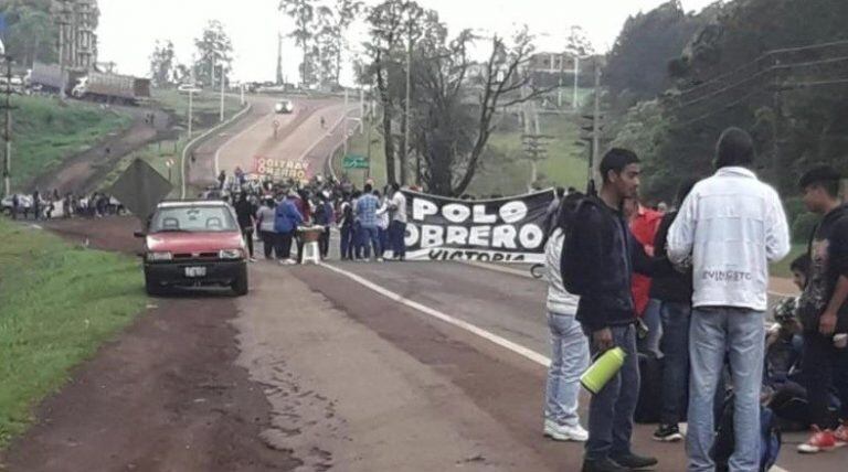 Manifestantes cortan las rutas en varios puntos de la provincia. (Foto: El Territorio)