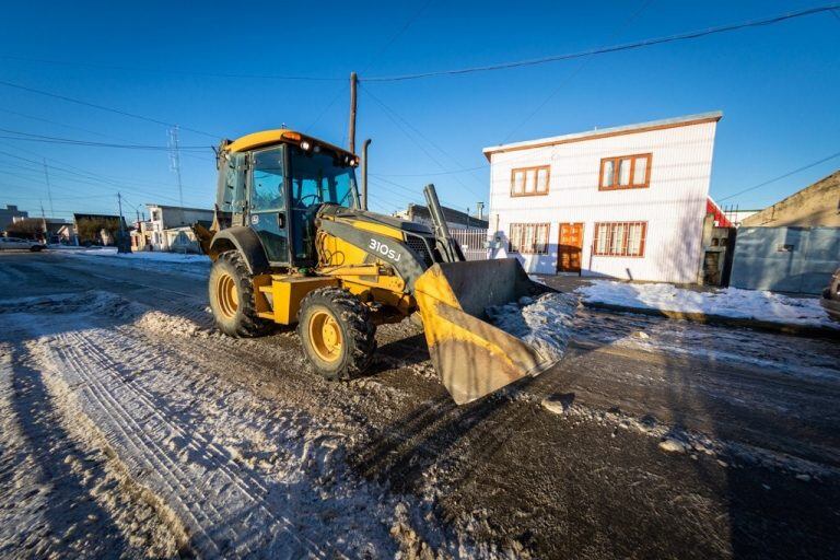 Limpieza por el Municipio de  nieve y hielo en Río Grande TDF