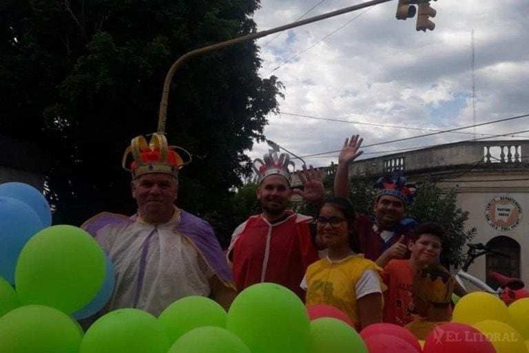 Bomberos disfrazados de Reyes Magos.