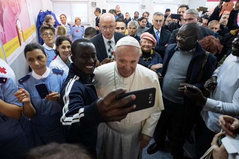 El papa Francisco junto a la gente en la Plaza de San Pedro (ANSA/VATICANI)