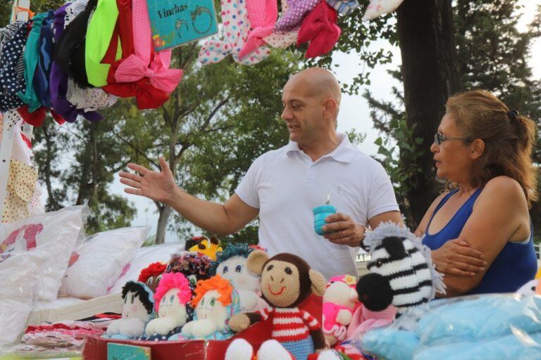 Feriantes locales expusieron y vendieron sus productos.