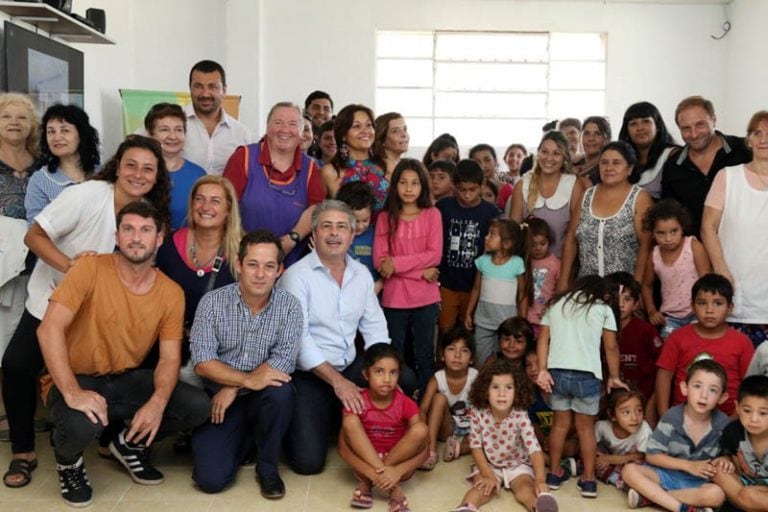 El intendente Javier Martinez, junto al Secretario de Acción Social, Lucas Marino Aguirre, en la inauguración de Clickeados en el barrio Hernandez