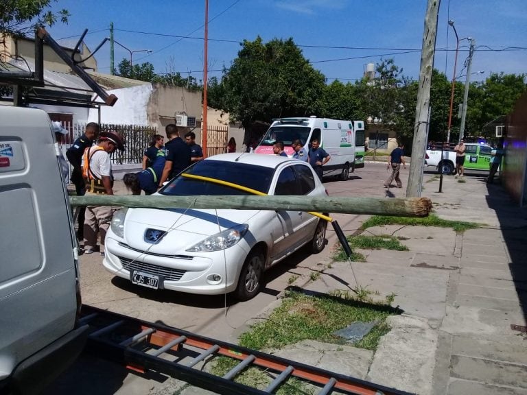 Una parte del poste cayó sobre un vehículo estacionado.