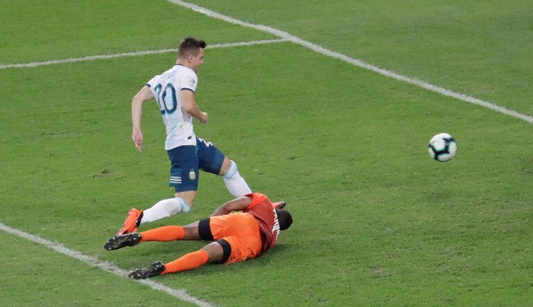 Lo Celso la empuja en el segundo gol de Argentina que tranquilizó al equipo en el Maracaná.