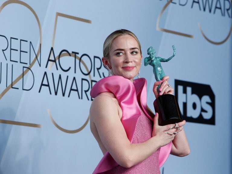 Emily Blunt posa con su premio SAG a mejor actriz de reparto (EFE/EPA/NINA PROMMER)