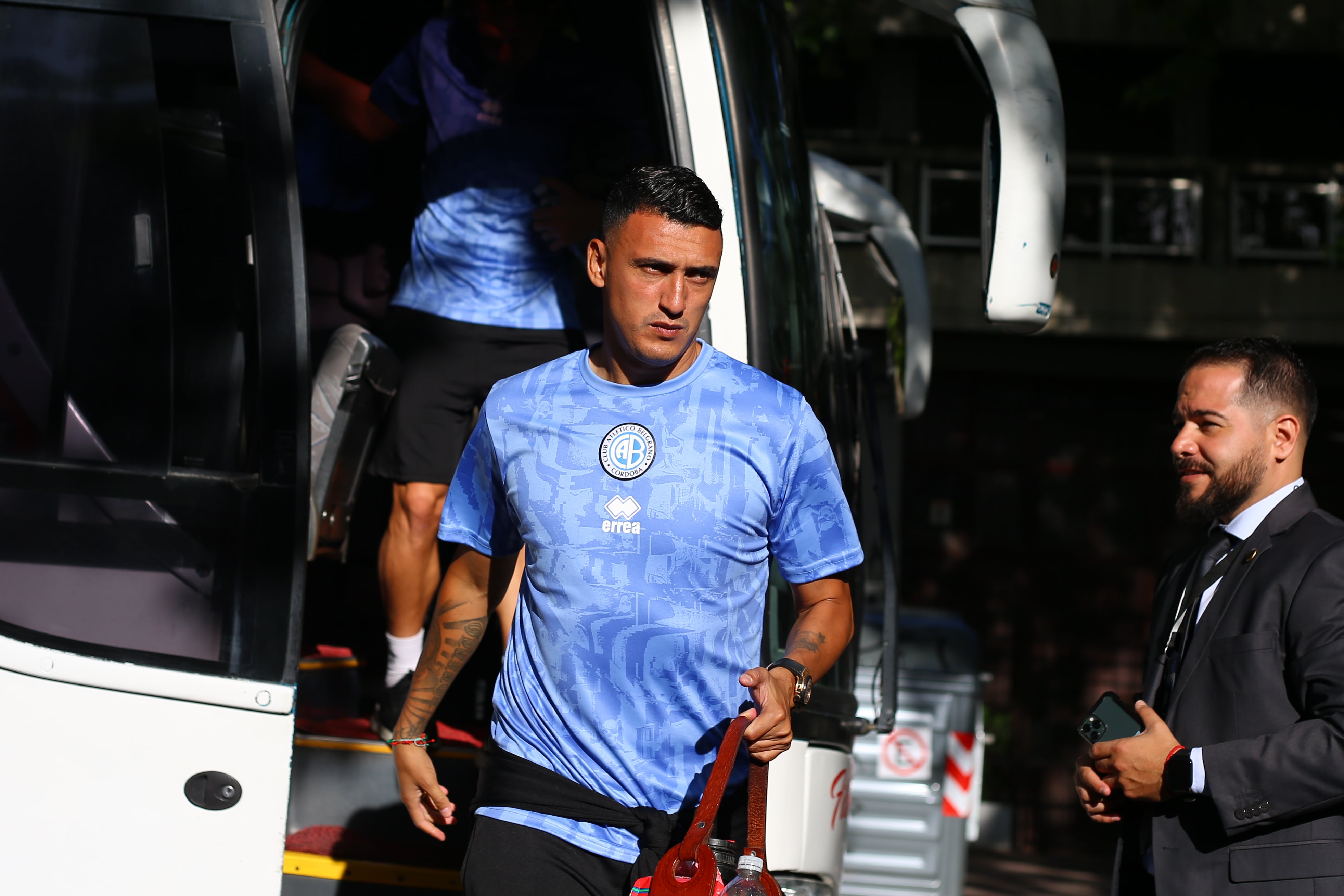 Matías Suárez llegando al estadio en Montevideo donde el Pirata juega ante Vélez (Prensa Belgrano)