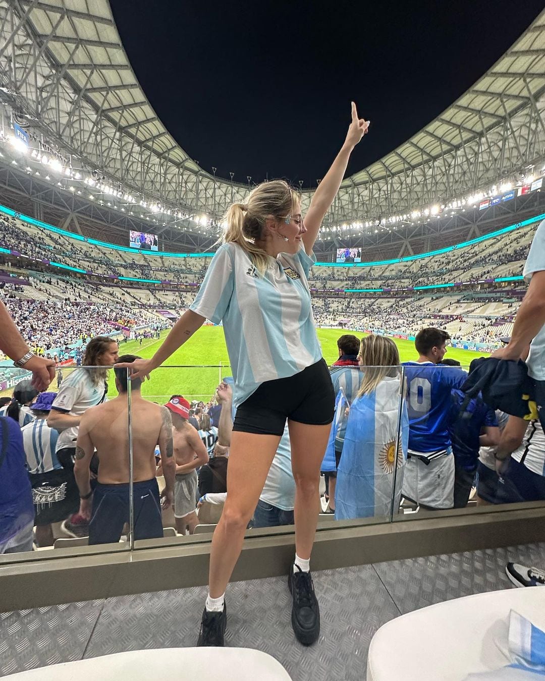 Nati Jota alentó a la Selección Argentina desde la cancha y su look no pasó por desapercibido.