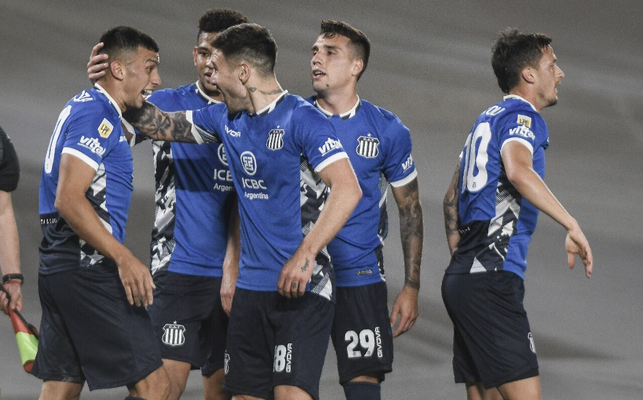 Todo Talleres celebra el gol de Ortegoza y el triunfo del Matador sobre River, en el Monumental, por la Liga Profesional. (Federico López Claro / La Voz)