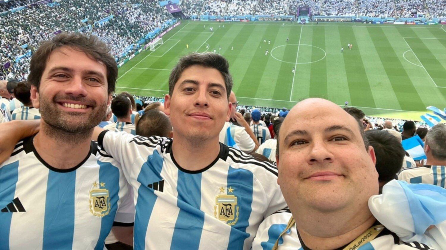 Los amigos de San Juan con la bandera milagrosa.