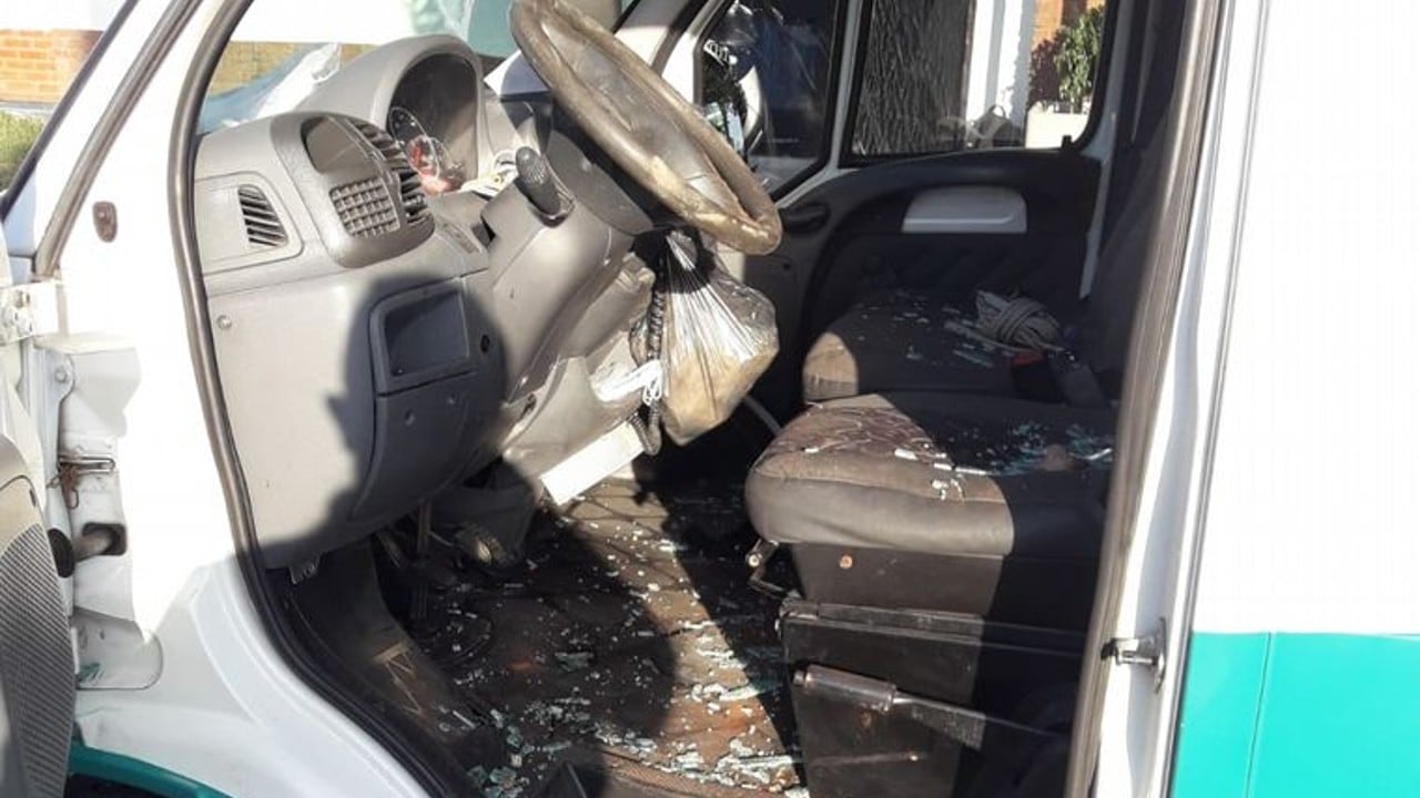 La ambulancia se retiró del lugar bajo una lluvia de piedras.