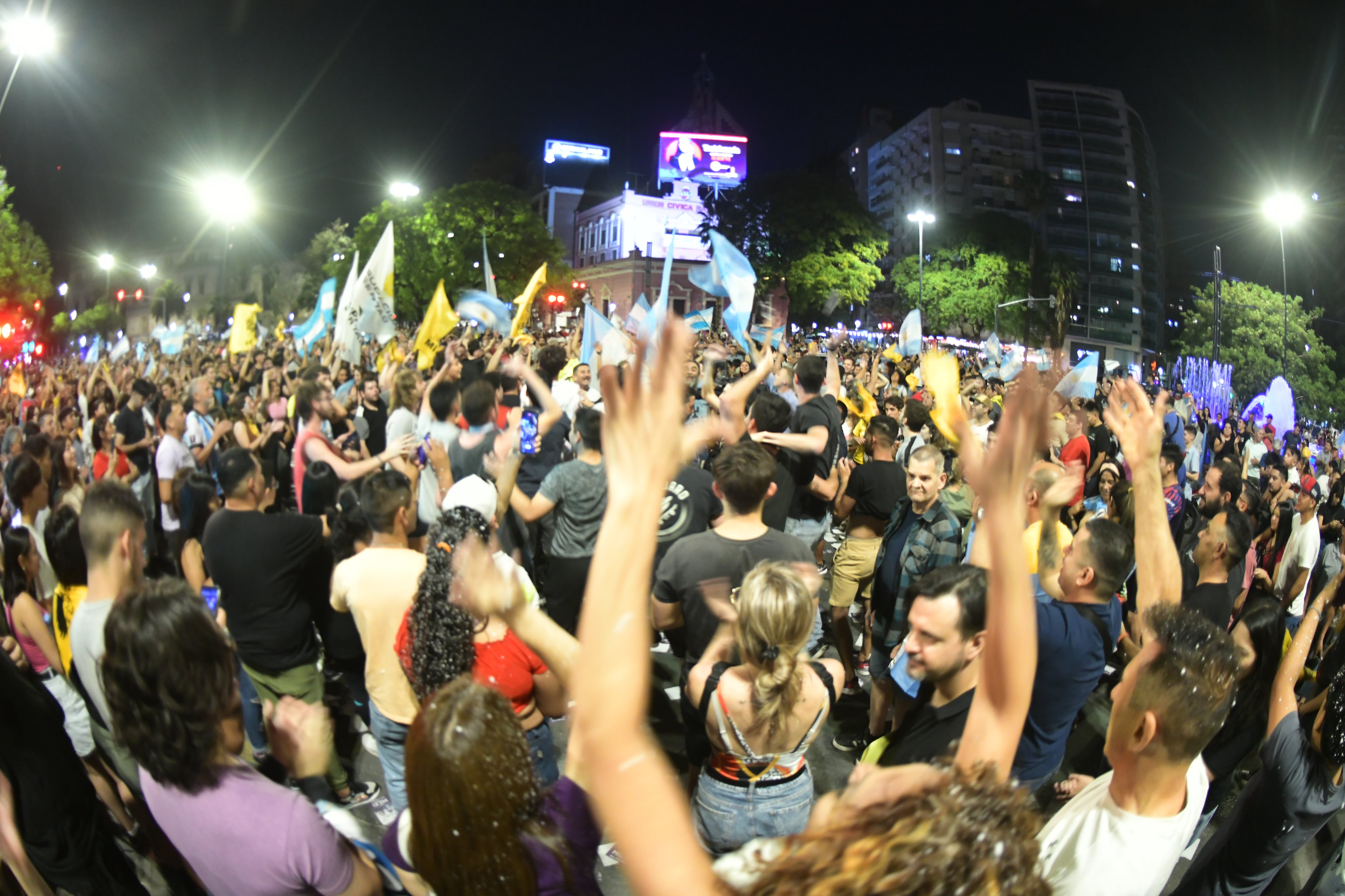 Festejos de partidarios de La Libertad Avanza en Patio Olmos por el triunfo de Javier Milei en la elecciones presidenciales 19 noviembre 2023 foto Javier Ferreyra