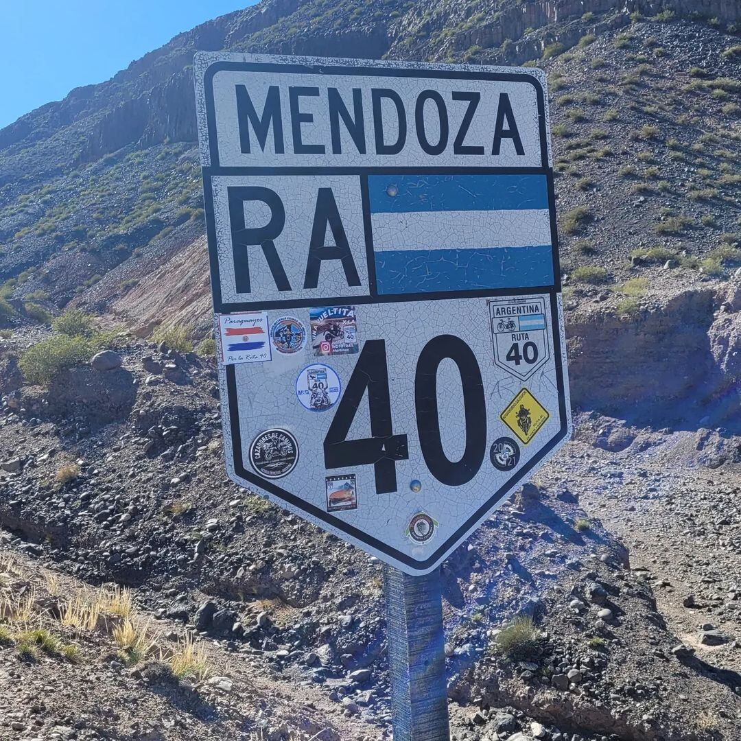 Cartel de la ruta que indica el punto donde se encontraban los motoviajeros.