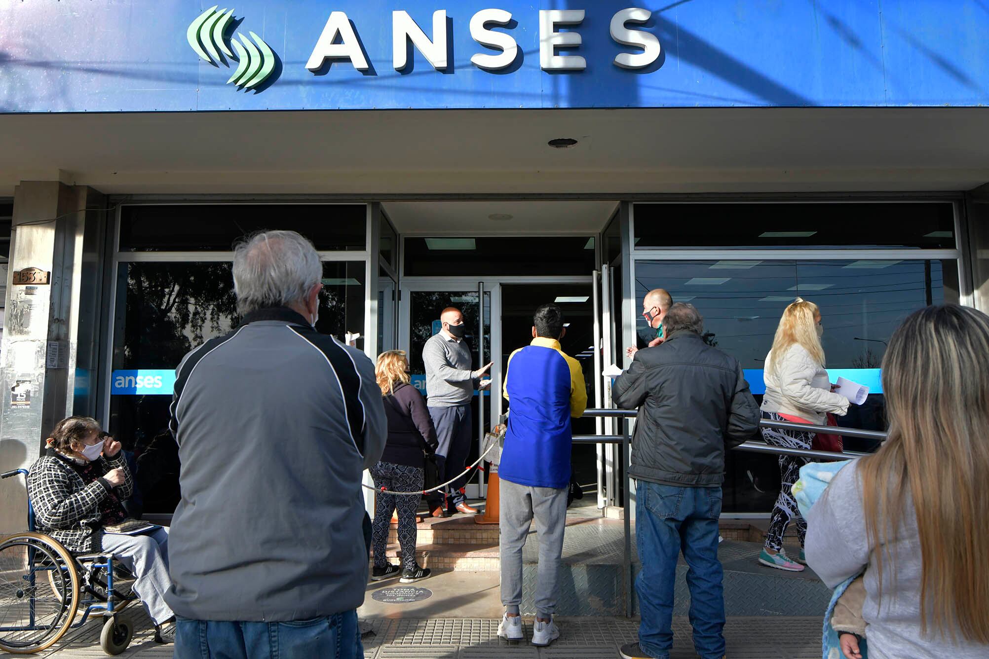 Jubilados haciendo la cola en Anses.
