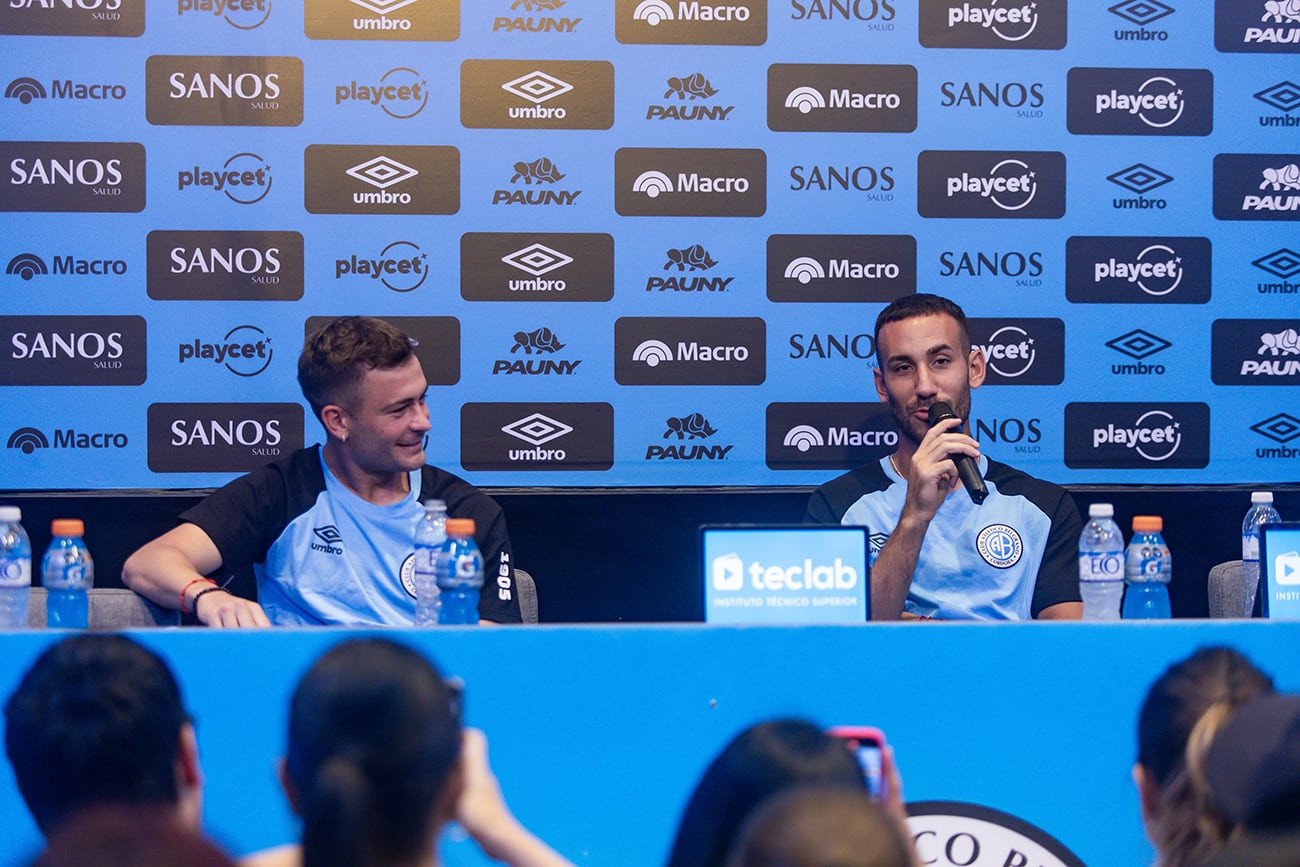 Belgrano presentó sus dos últimas incorporaciones. De izquierda a derecha, Ariel Rojas (director deportivo), Santiago Longo, Agustín Dattola y Luis Fabián Artime (presidente).