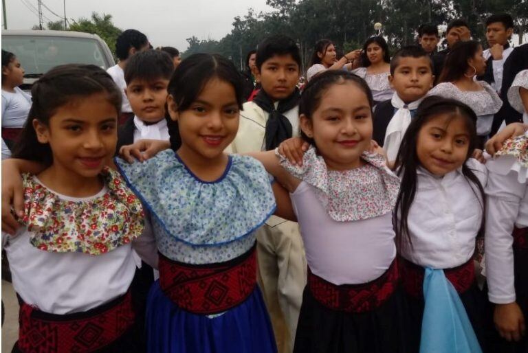 La simpatía de Integrantes de un ballet infantil, poco antes de ofrecer su actuación.