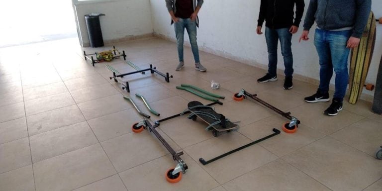 Los alumnos diseñaron los planos, las piezas y lograron un skate que le permite experimentar la disciplina a las personas con movilidad reducida (Foto: Facebook/industrialdetemperleyoficial)