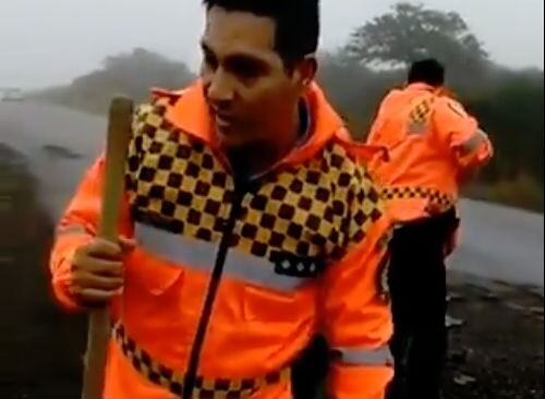 Efectivos de la Policía Caminera tapan baches en la Ruta 9 Norte. (Captura video)