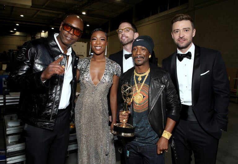 Dave Chappelle, Samira Wiley, Neal Brennan, Katt Williams y Justin Timberlake en el backstage de la gala de los Emmy Awards (Foto: John Salangsang/Invision for the Television Academy/AP Images)