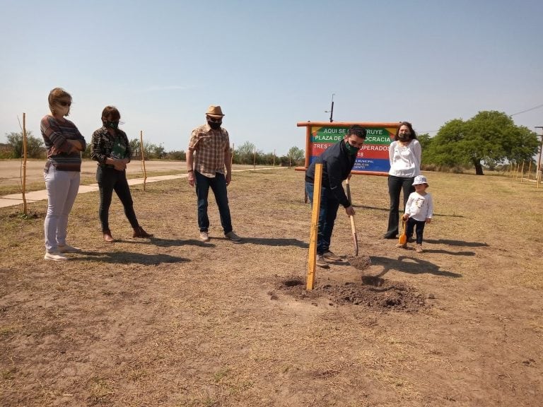 El intendente Guzmán y la familia Candusso dando inicio formal a la obra