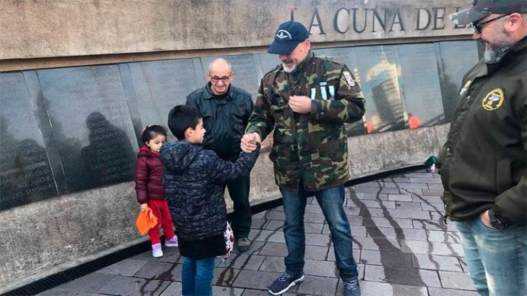 Ex combatientes le regalaron una bandera argentina con las Islas Malvinas y una medalla.