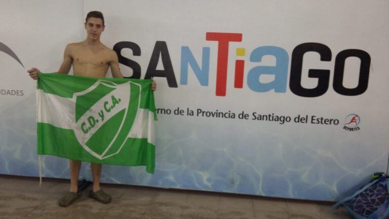 Benjamín con la bandera del CD y CA