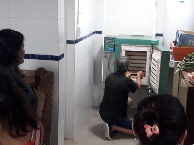 El horno para poder hacer realidad los cacharros de cerámica. (Prensa Municipalidad de Rafaela)