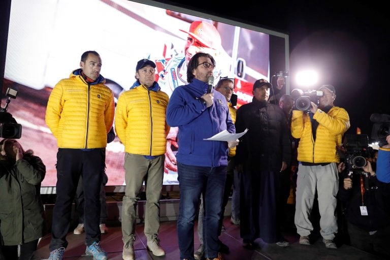 David Castera, director del Dakar, en su discurso ante todos los competidores reunidos en el campamento.