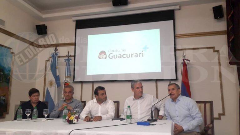 El gobernador Oscar Herrera Ahuad con sus ministros de Salud, Oscar Alarcón, y de Educación, Miguel Sedoff, el vicegobernador Carlos Arce y el titular del Consejo de Educación, Alberto Galarza. (MisionesOnline)