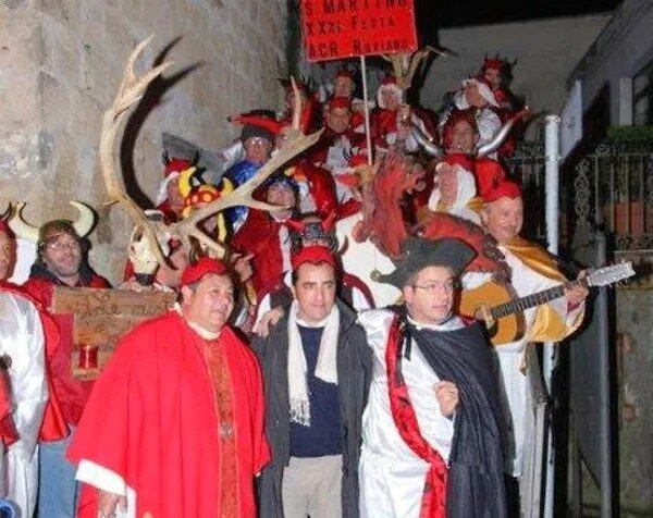 En la fiesta del cornudo tocan música medieval y cuentan historias sobre engaños amorosos