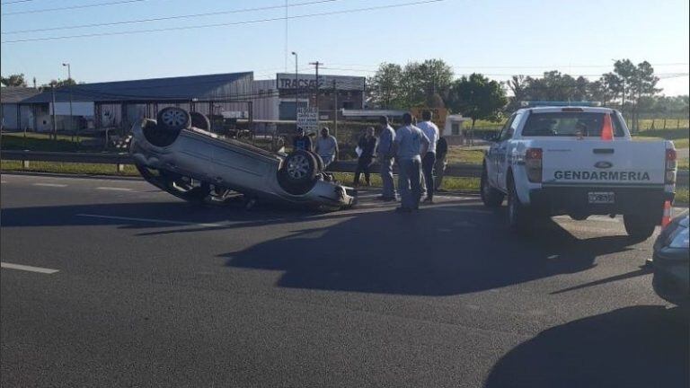 Se registraron dos choques con vuelco de autos (@Favita_)